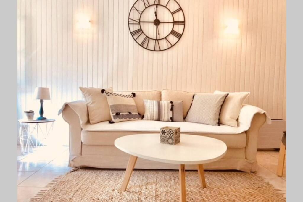 2 Pièces Rue Meynadier Appartement *
